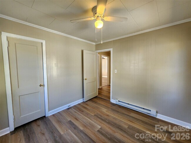 Building Photo - 1421 Midlake Ave