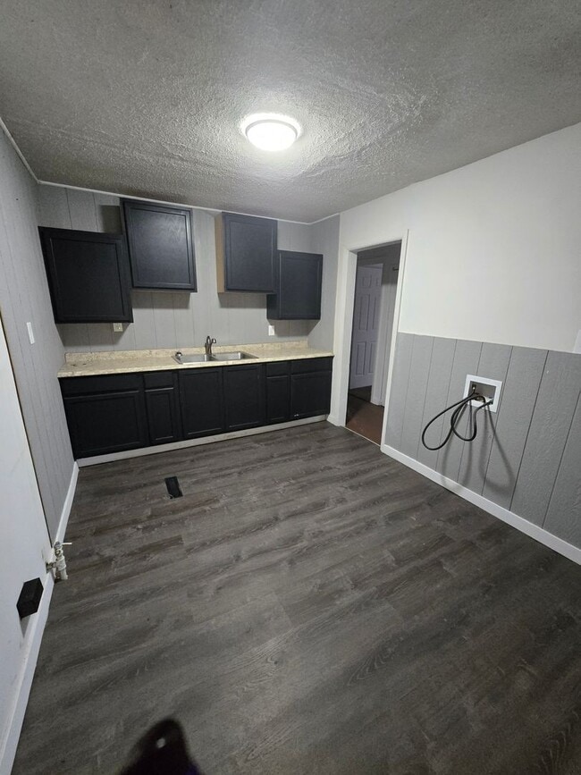 Building Photo - 3 bed 1 bath W/ back yard bunker!