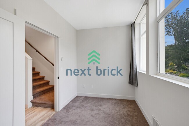 Building Photo - "Charming 3-Bedroom Townhouse Oasis in Heart of Seattle – Spacious 1460 Sq Ft with 2 Full Baths!"