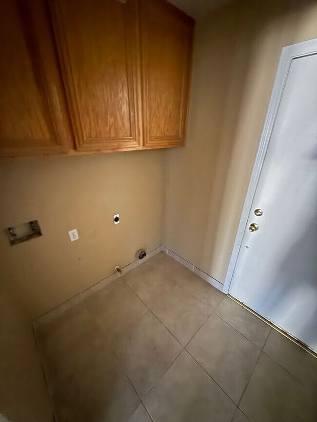 Building Photo - Spacious 4-Bedroom Home in Riverlakes Comm...