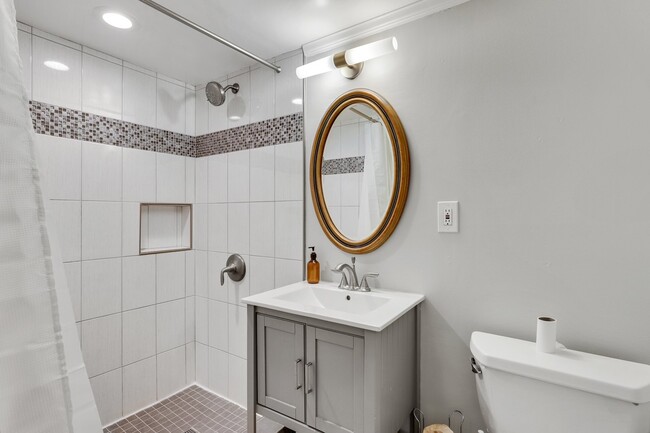 Building Photo - ROOM ONLY in 7-bed/4.0-bath Home