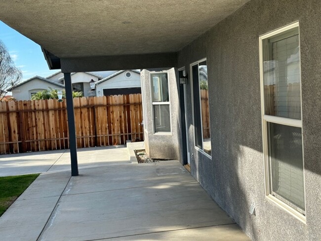 Building Photo - HOUSE