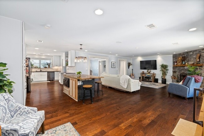 Building Photo - 2710 Colonial Dr