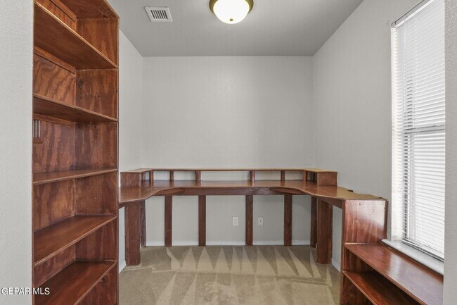 Building Photo - 2300 Glitter St