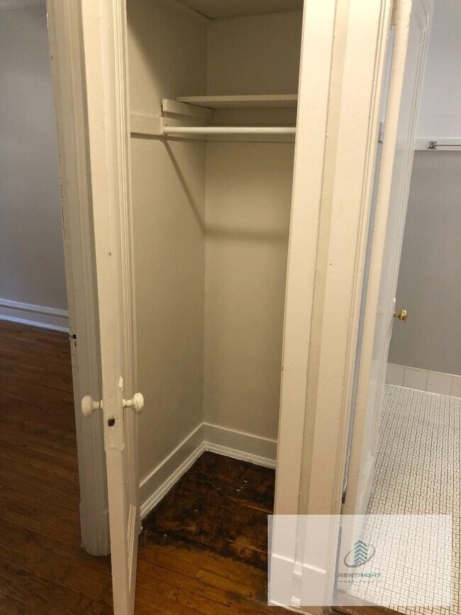 Building Photo - 6364 N Hermitage Ave