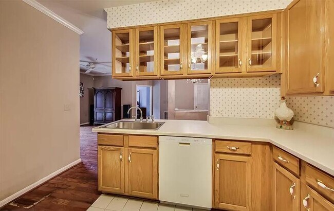 Building Photo - Stunning very spacious 2bedroom lovely Condo