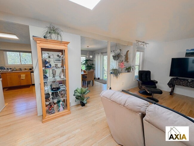 Building Photo - Spacious Home Right on the Park!