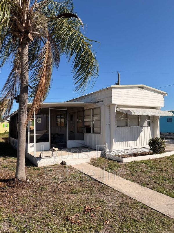 Building Photo - 121 Coachlight Ln