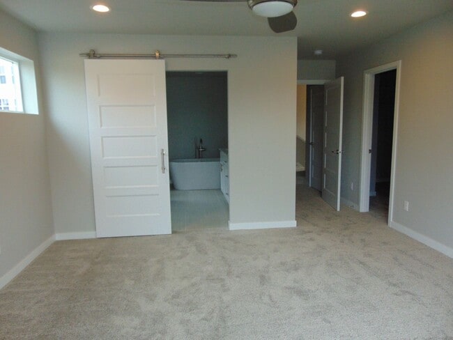 Building Photo - Beautiful 4 Bedroom Contemporary Luxury Ho...