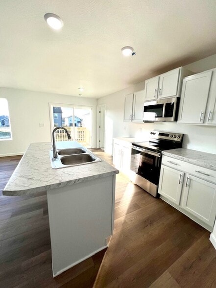 Island, Dishwasher, Pantry - 478 Lennox Blvd