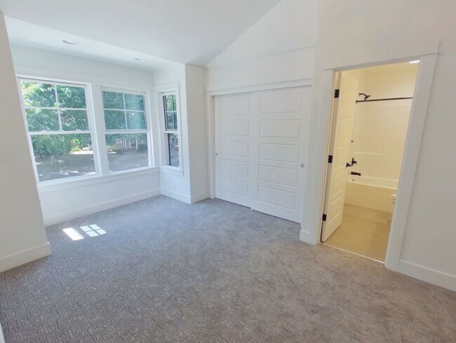 Building Photo - Don’t Miss Our Spring Rate Drop — Units Going Fast