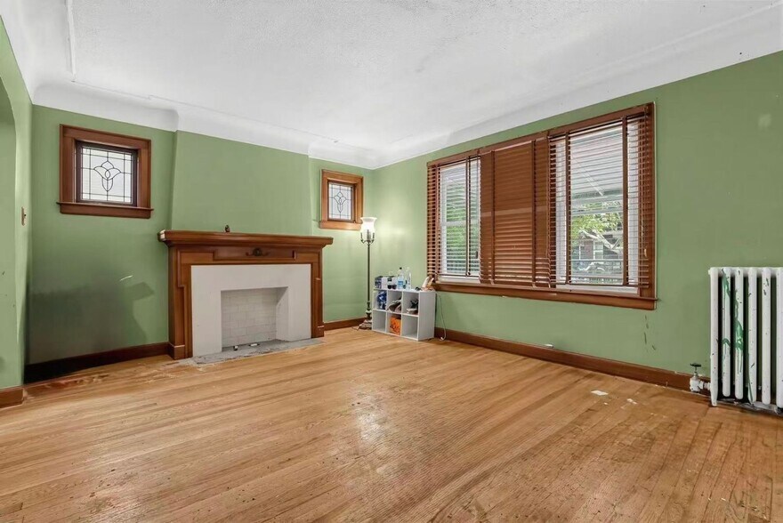 Building Photo - 884 Beaconsfield Ave