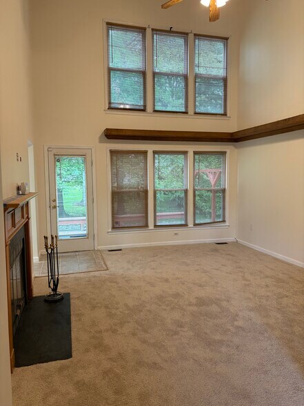 Building Photo - 14208 Greenview Dr