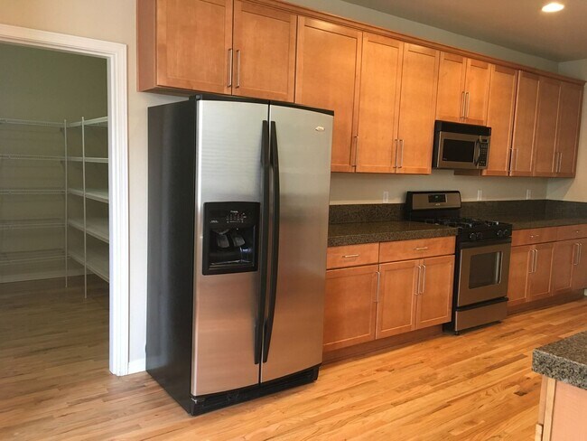 Building Photo - Gorgeous River Canyon Community Home!