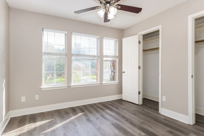 Building Photo - 18469 Sunrise Oaks Ct