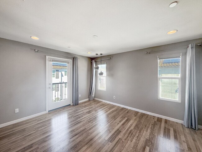 Building Photo - Beautiful 3B/3.5BA Townhouse in Carlsbad w...