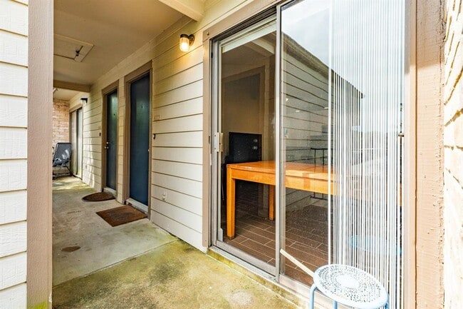Building Photo - 7098 N Holiday Dr