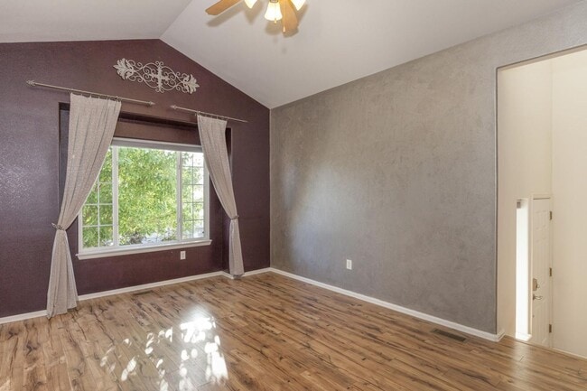 Building Photo - Spacious & Beautiful 3 Bedroom Home