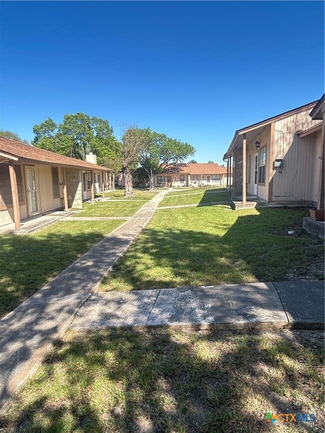 Building Photo - 1051 Country Club Dr