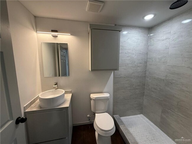 Building Photo - 8 Miller Ave