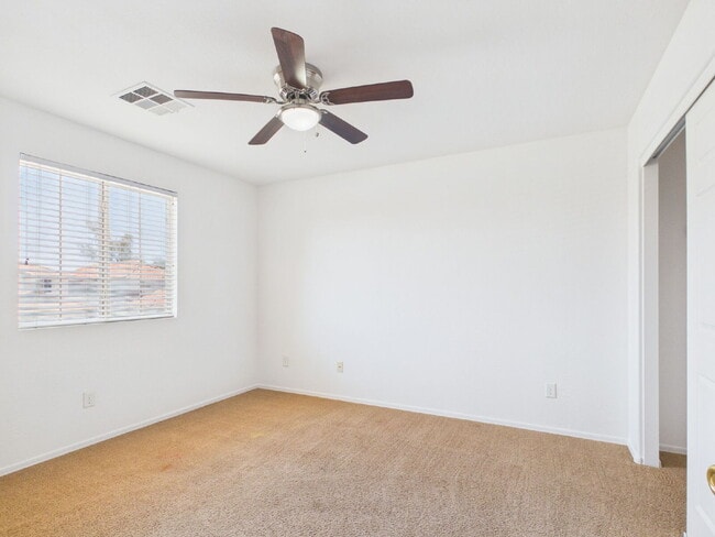 Building Photo - Spacious Heartland Ranch Beauty