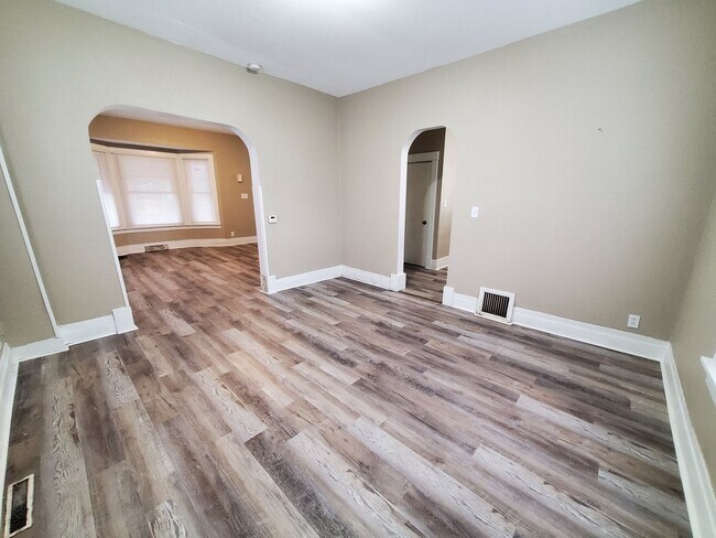 Building Photo - COMING SOON!! 506 Denver- large 3 bed house! **PETS OK**