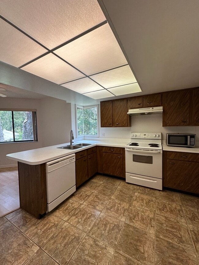 Building Photo - Lovely 2 Bedroom 2 Full bath Condo in the ...