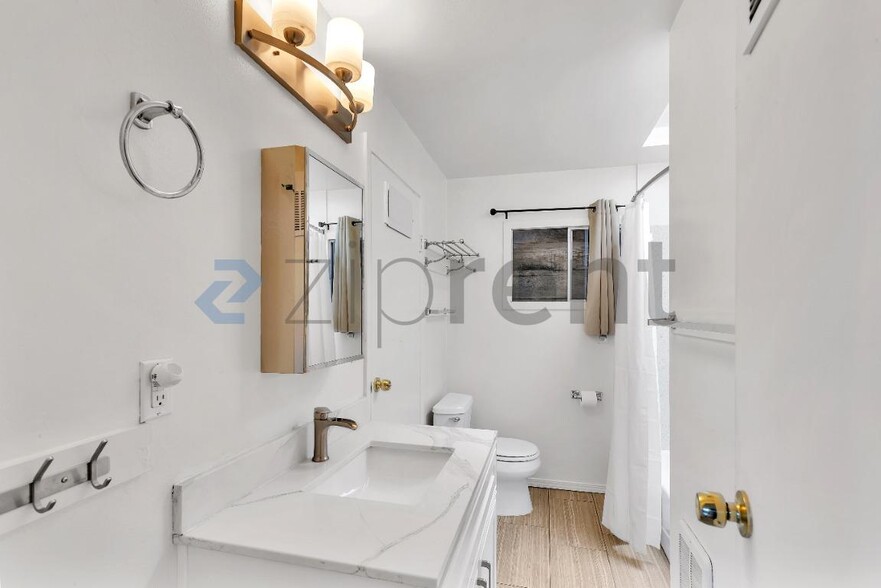 Building Photo - 1219 43rd Ave