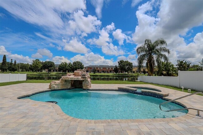 Building Photo - 9018 Pinebreeze Dr