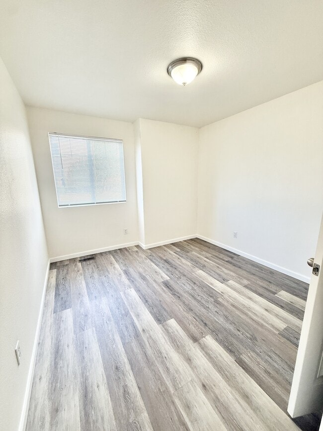 Building Photo - 1952 E 11th St