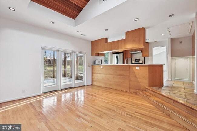 Building Photo - 6154 Beachway Dr