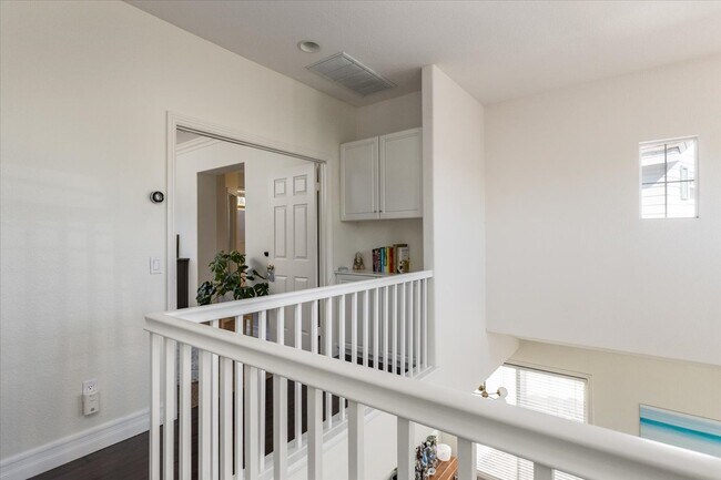 Building Photo - 1020 Cottage Way