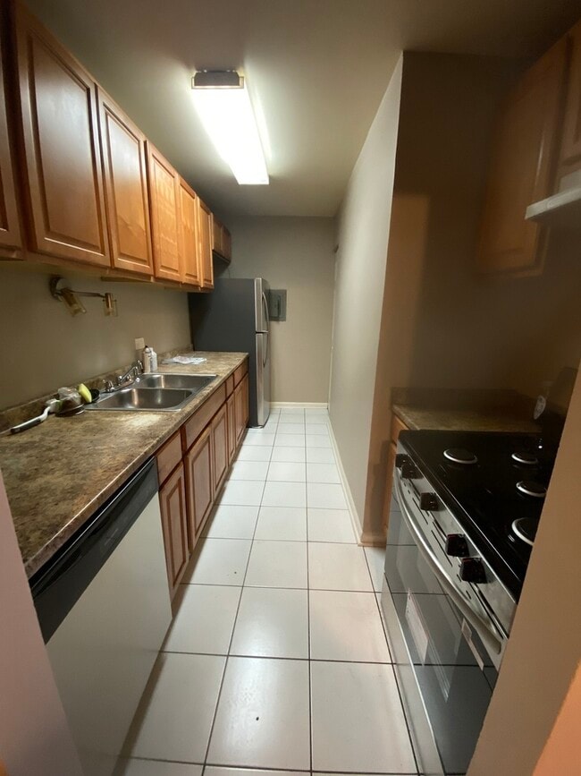 Building Photo - 238 Shorewood Dr