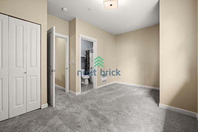 Building Photo - 3 Bed 2.5 Bath End Unit Townhome is Available for Rent!