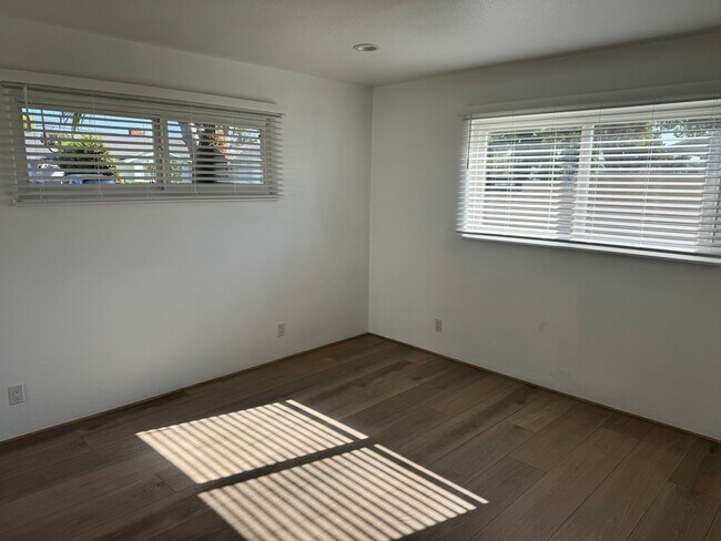 Building Photo - 2528 Bowdoin Pl