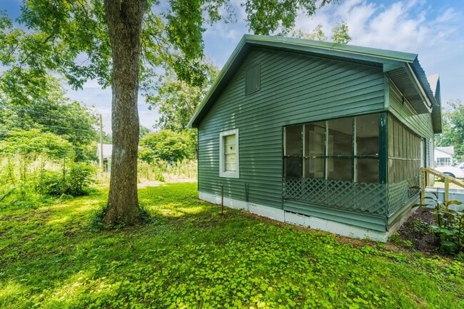 Building Photo - Cozy, Stylish, and Newly Renovated in the ...