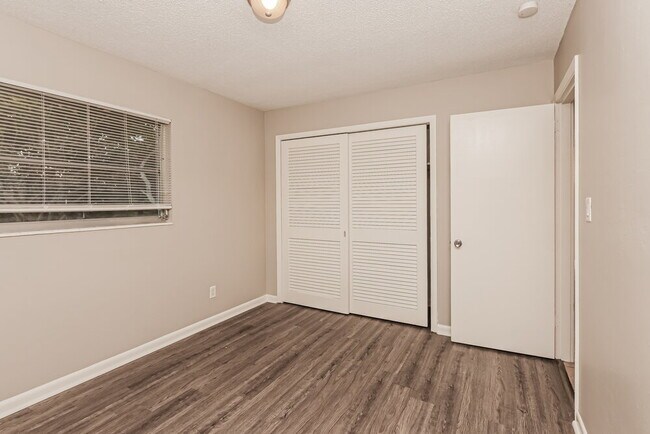 Building Photo - 344 Crestwood Ave