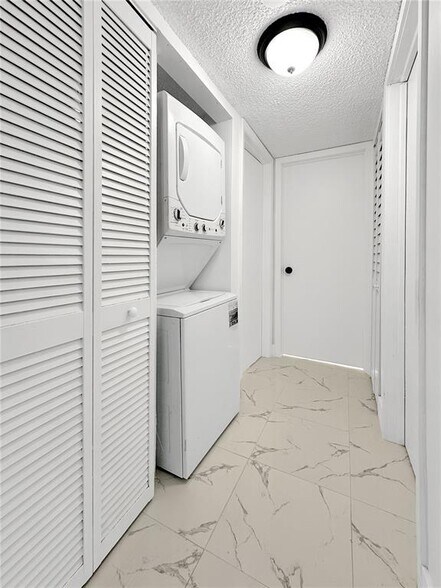 Building Photo - 211 Lake Pointe Dr