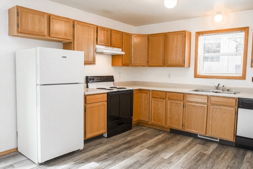 Kitchen - 414 W Babcock St, Unit 1