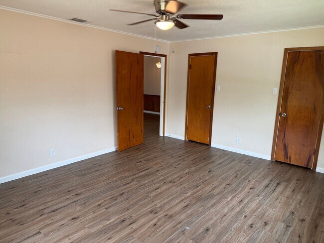 Building Photo - TEXAS SIZED WHITESBORO HOME FOR LEASE! 4 BEDROOMS-LOTS OF SPACE! HURRY!
