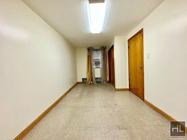 Building Photo - Renovated Walk in One bedroom 63 DRIVE