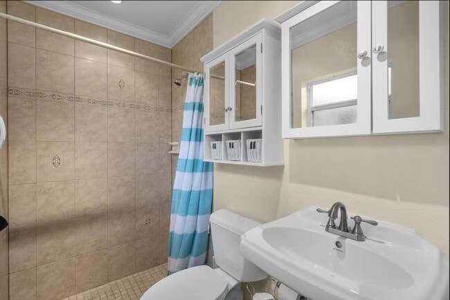 Building Photo - 991 SE Walters Terrace