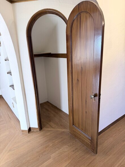 Closet - 615 21st St