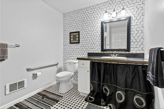 Building Photo - Stylish Victorian Home!
