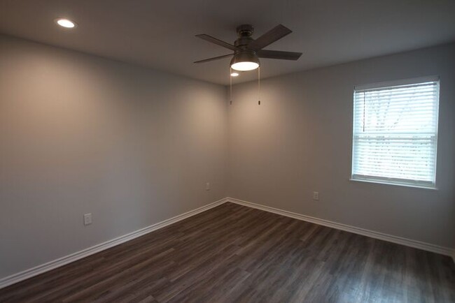 Building Photo - Stunning 2 Bed 2.5 Bath 1 Car Garage Townh...