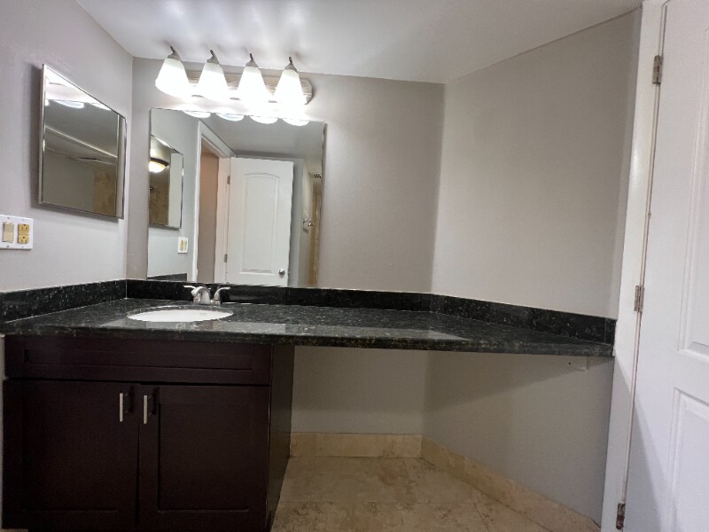 Building Photo - 2820 N Oakland Forest Dr