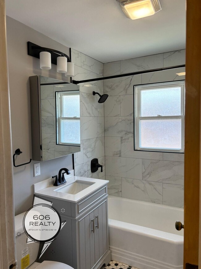Building Photo - Franklin Park Apartments!