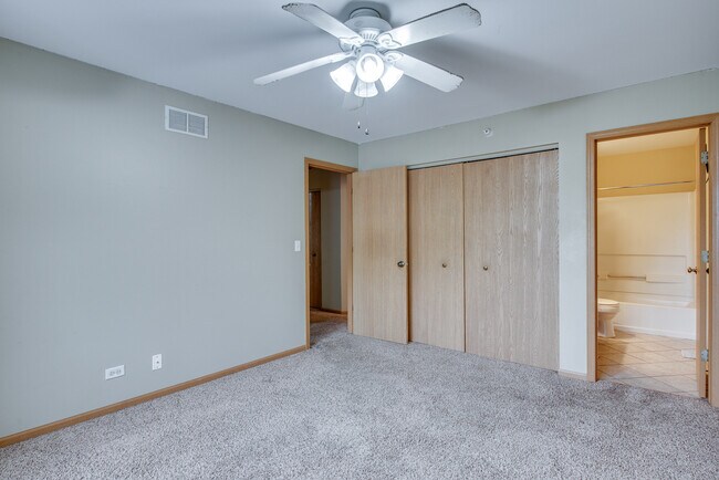 Building Photo - 2492 Dickens Dr