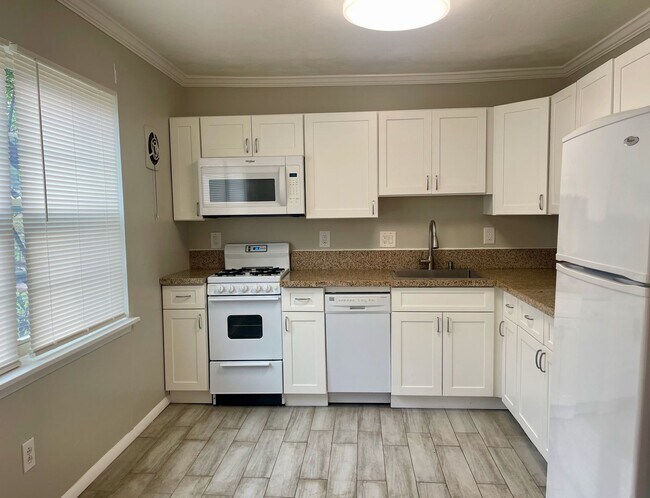 Building Photo - Best in Class at Berkeley Square!