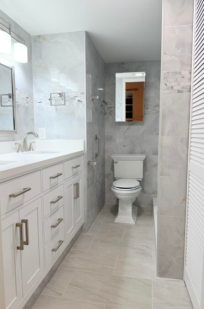 Building Photo - 1004 Newcastle A